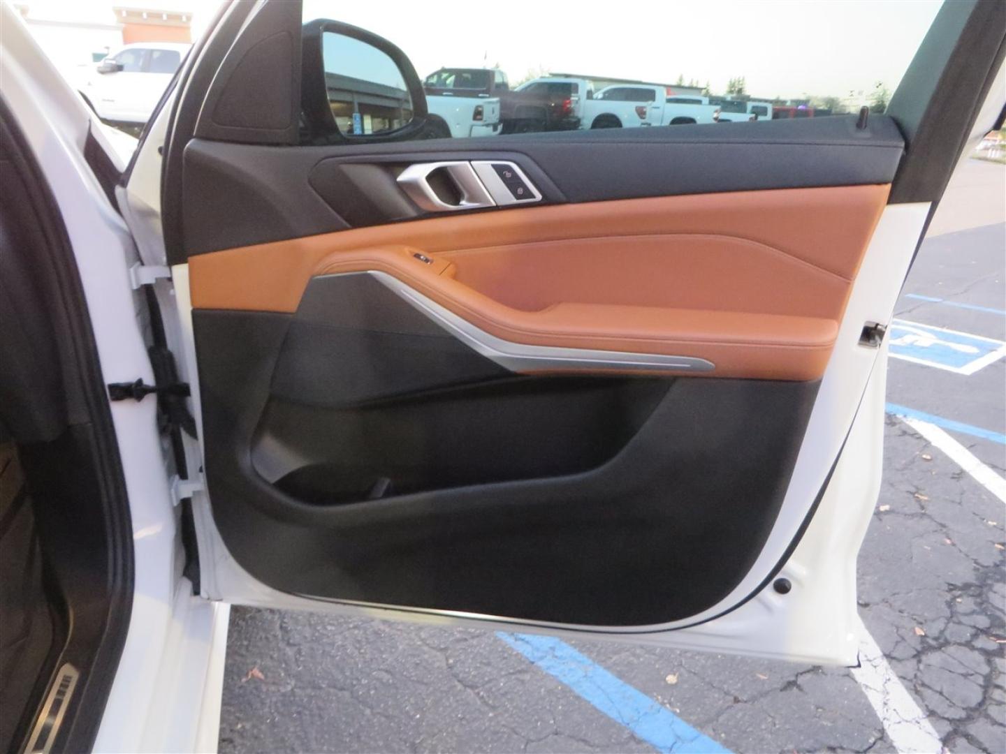 2022 White /BROWN BMW X5 xDrive40i (5UXCR6C08N9) with an 3.0L L6 DOHC 24V engine, 8A transmission, located at 2630 Grass Valley Highway, Auburn, CA, 95603, (530) 508-5100, 38.937893, -121.095482 - Photo#33